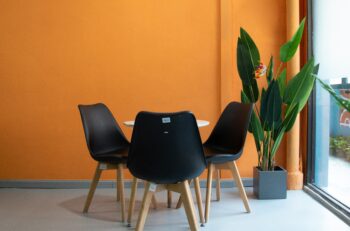 若手社員の離職を防ぐ社内コミュニケーション術｜中小企業が今すぐ取り組むべき雑談・面談の活かし方